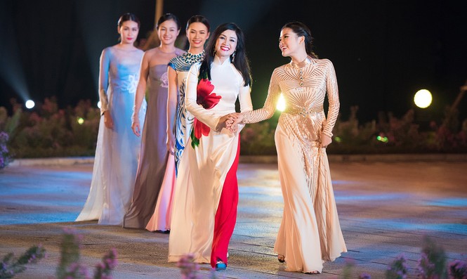 Dàn nghệ sĩ gạo cội của điện ảnh Việt trình diễn áo dài - ảnh 4
