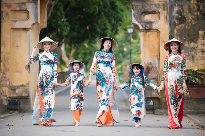 Dàn người đẹp HHVN 2016 diễu hành trên phố với áo dài - ảnh 5