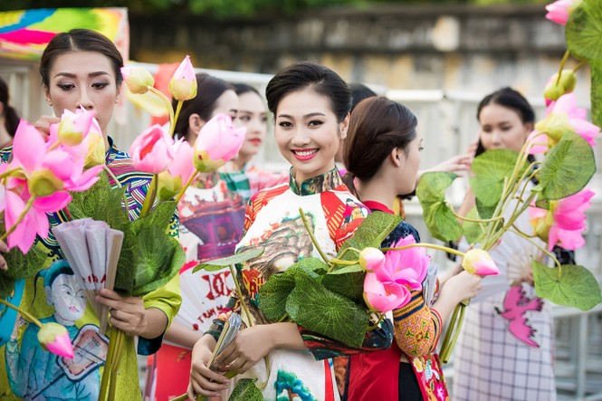 Dàn người đẹp HHVN 2016 diễu hành trên phố với áo dài - ảnh 8