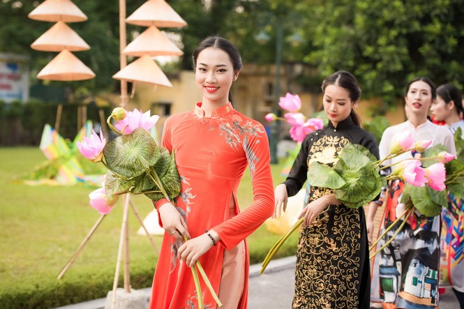 Dàn người đẹp HHVN 2016 diễu hành trên phố với áo dài - ảnh 10