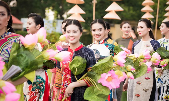 Dàn người đẹp HHVN 2016 diễu hành trên phố với áo dài - ảnh 4