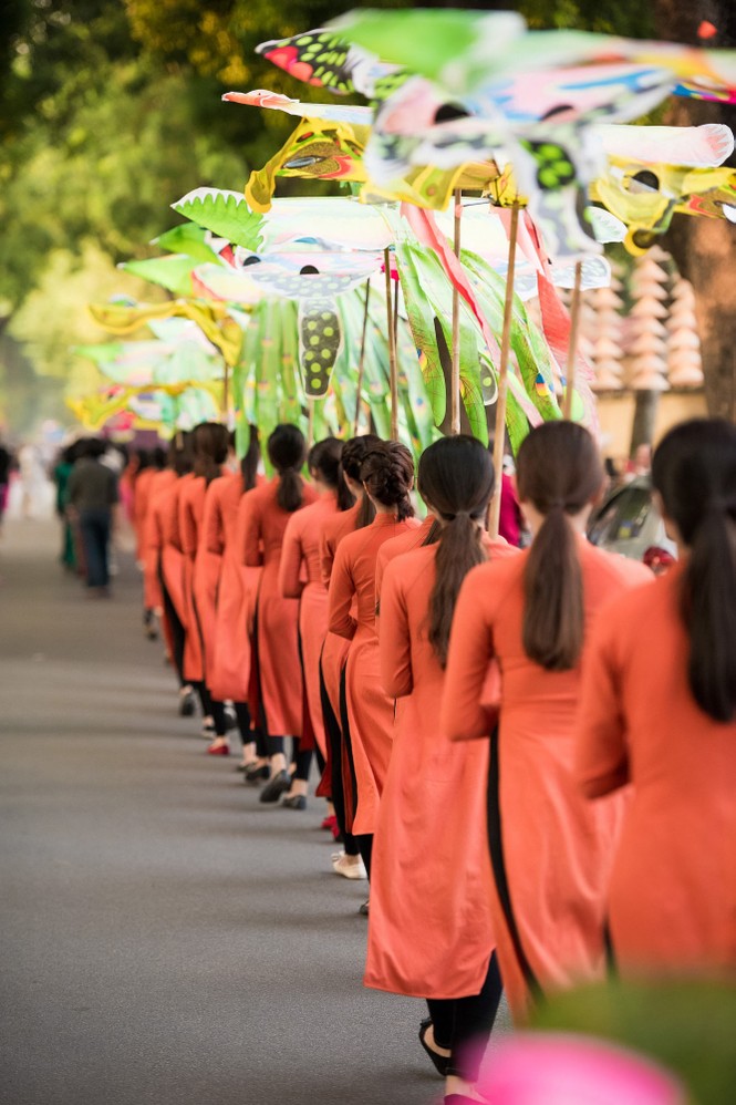 Dàn người đẹp HHVN 2016 diễu hành trên phố với áo dài - ảnh 2