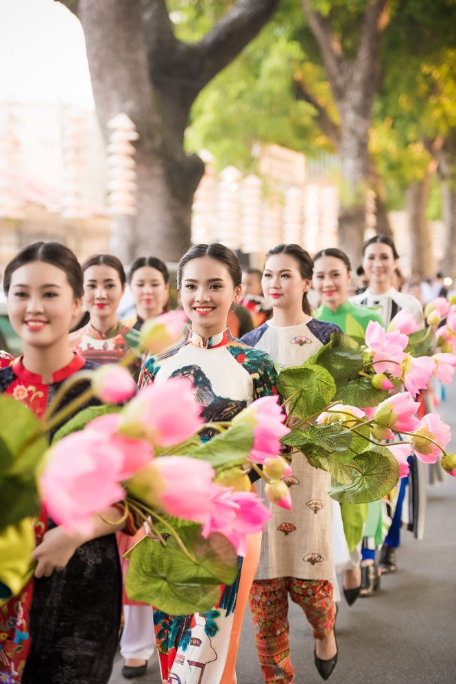 Dàn người đẹp HHVN 2016 diễu hành trên phố với áo dài - ảnh 3