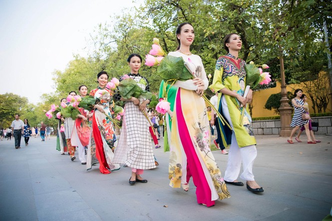 Dàn người đẹp HHVN 2016 diễu hành trên phố với áo dài - ảnh 1