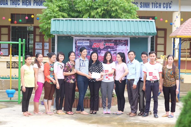 Hoa hậu Ngọc Hân lội nước vào cứu trợ đồng bào miền Trung - ảnh 5