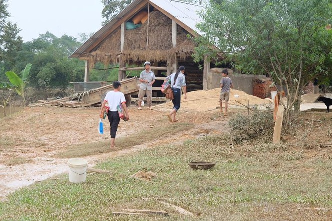 Hoa hậu Ngọc Hân lội nước vào cứu trợ đồng bào miền Trung - ảnh 3
