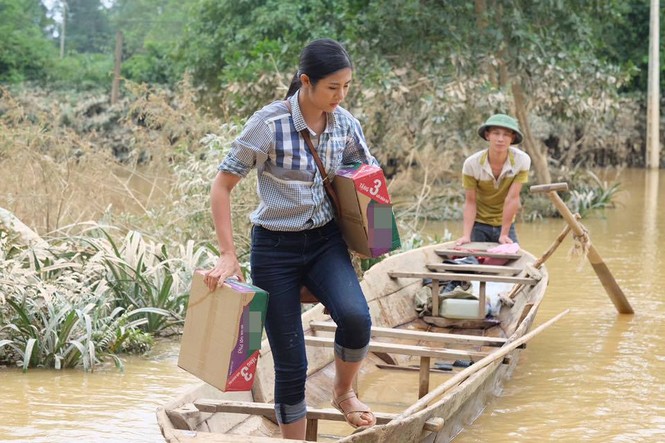 Hoa hậu Ngọc Hân lội nước vào cứu trợ đồng bào miền Trung - ảnh 4
