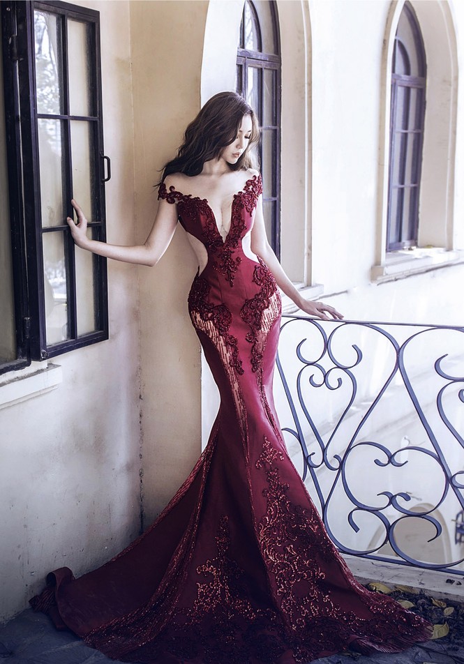 Elly Trần khoe vòng eo 'con kiến' với váy cut-out táo bạo - ảnh 1