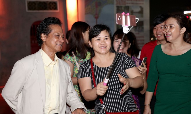Chế Linh bị fans nữ 'bao vây' khi đi dạo hồ Gươm - ảnh 6