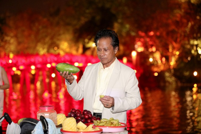 Chế Linh bị fans nữ 'bao vây' khi đi dạo hồ Gươm - ảnh 9