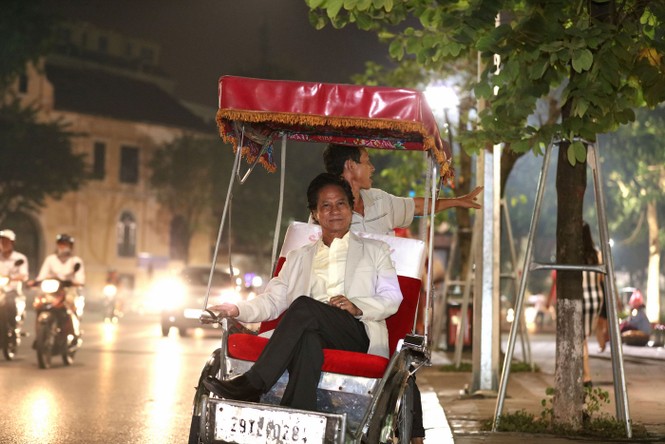 Chế Linh bị fans nữ 'bao vây' khi đi dạo hồ Gươm - ảnh 1