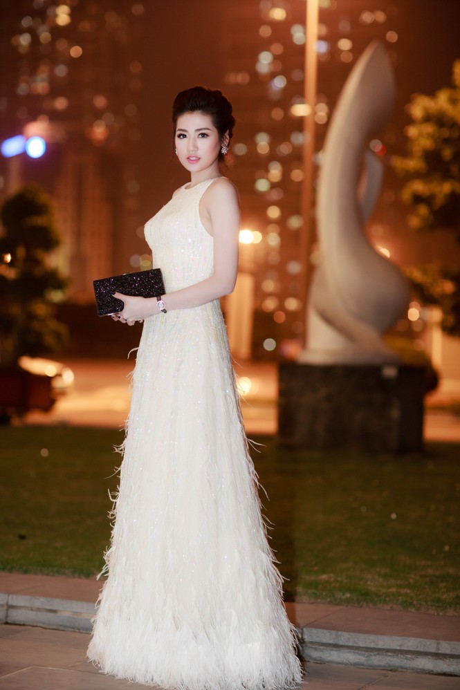 Á hậu Tú Anh đeo nhẫn kim cương 1,6 tỷ đồng - ảnh 1