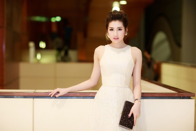 Á hậu Tú Anh đeo nhẫn kim cương 1,6 tỷ đồng - ảnh 2