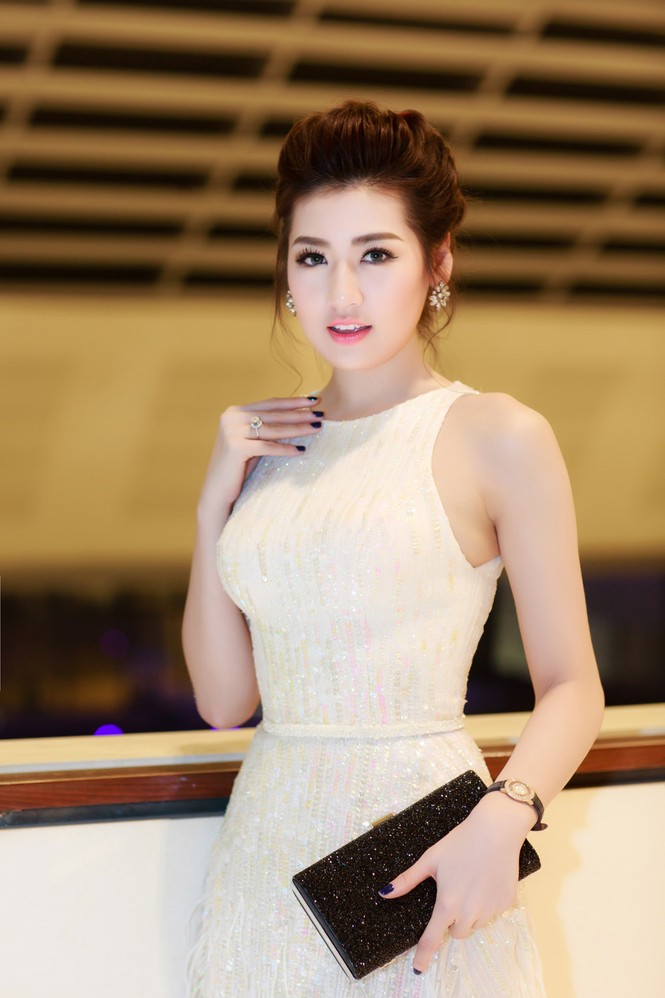 Á hậu Tú Anh đeo nhẫn kim cương 1,6 tỷ đồng - ảnh 3