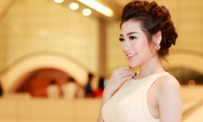 Á hậu Tú Anh đeo nhẫn kim cương 1,6 tỷ đồng - ảnh 5