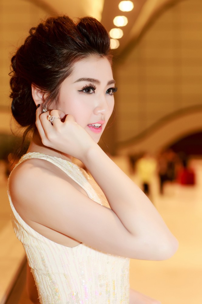 Á hậu Tú Anh đeo nhẫn kim cương 1,6 tỷ đồng - ảnh 4