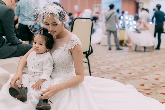 Diễm Châu mặc váy cưới đưa con trai 13 tháng tuổi lên sàn diễn - ảnh 2