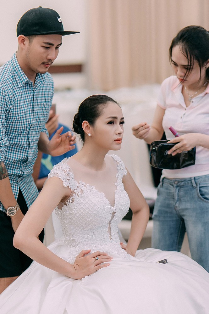 Diễm Châu mặc váy cưới đưa con trai 13 tháng tuổi lên sàn diễn - ảnh 3