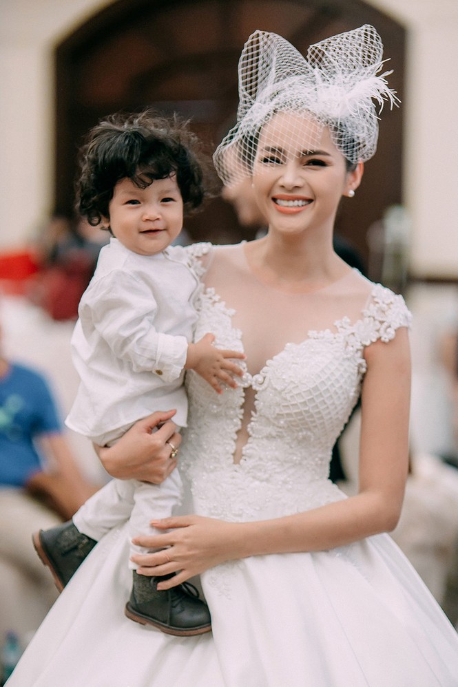 Diễm Châu mặc váy cưới đưa con trai 13 tháng tuổi lên sàn diễn - ảnh 6
