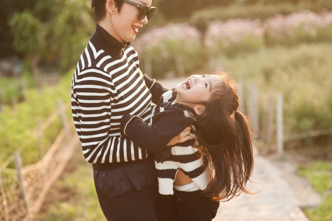 Con gái siêu mẫu Xuân Lan cực đáng yêu bên mẹ - ảnh 9