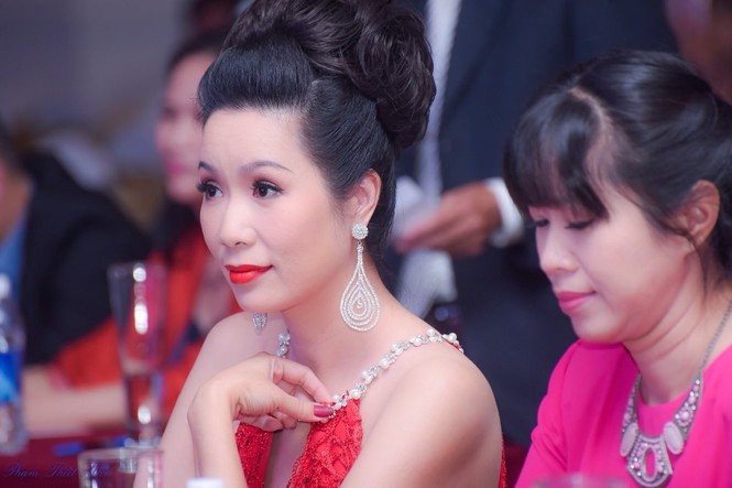 Á hậu Trịnh Kim Chi quyến rũ với váy xẻ ngực - ảnh 7