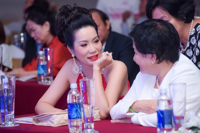Á hậu Trịnh Kim Chi quyến rũ với váy xẻ ngực - ảnh 6