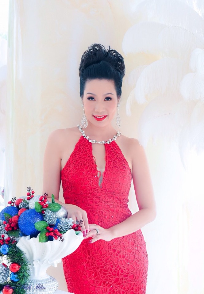 Á hậu Trịnh Kim Chi quyến rũ với váy xẻ ngực - ảnh 2