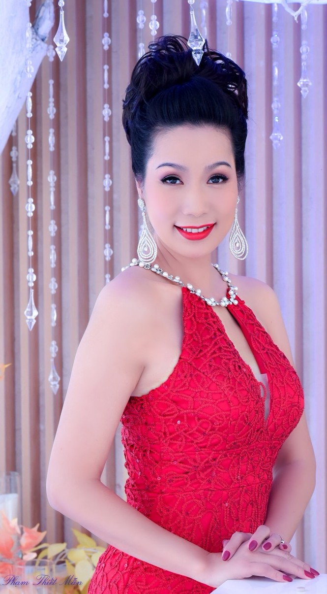 Á hậu Trịnh Kim Chi quyến rũ với váy xẻ ngực - ảnh 3