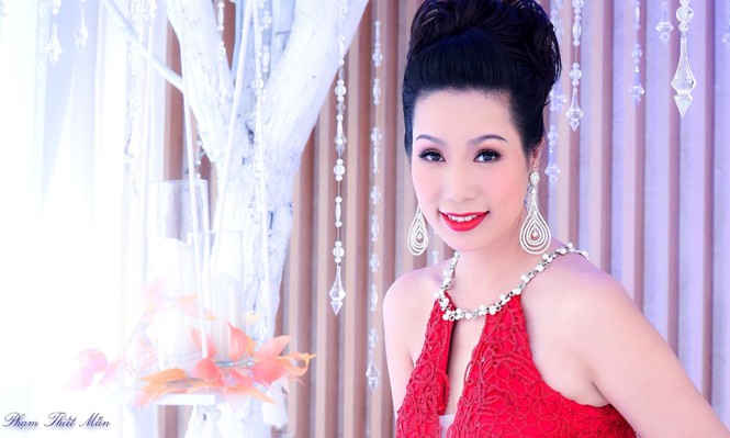 Á hậu Trịnh Kim Chi quyến rũ với váy xẻ ngực - ảnh 4