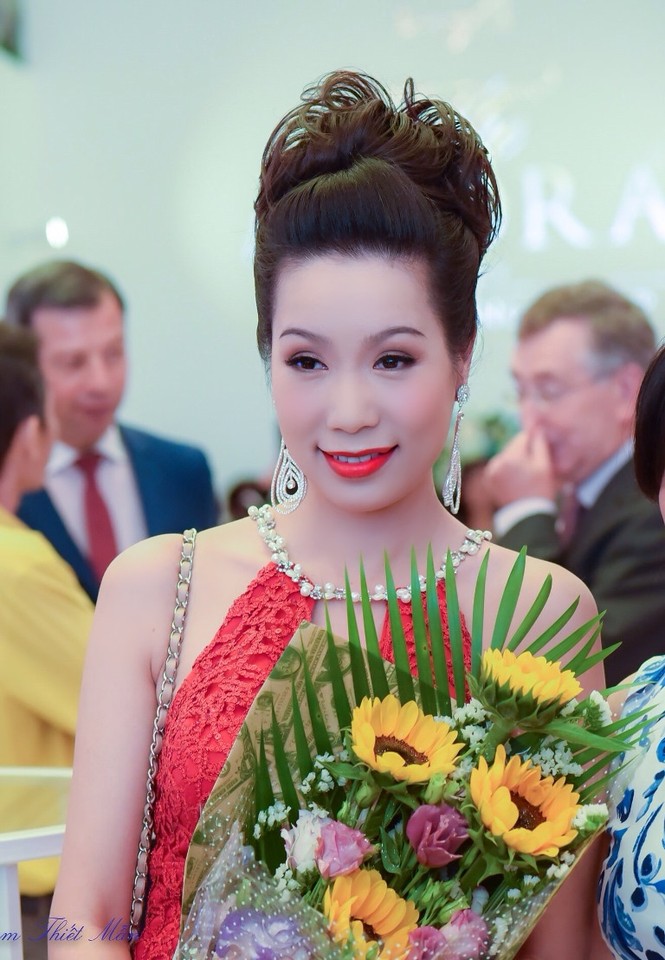 Á hậu Trịnh Kim Chi quyến rũ với váy xẻ ngực - ảnh 1