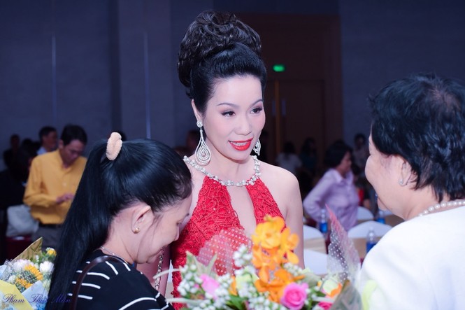 Á hậu Trịnh Kim Chi quyến rũ với váy xẻ ngực - ảnh 5