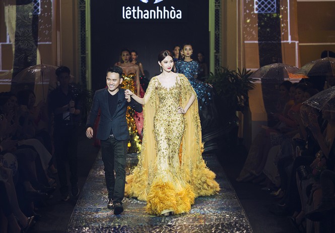 Hoa hậu Thu Thảo làm vedette lộng lẫy dưới trời mưa - ảnh 7