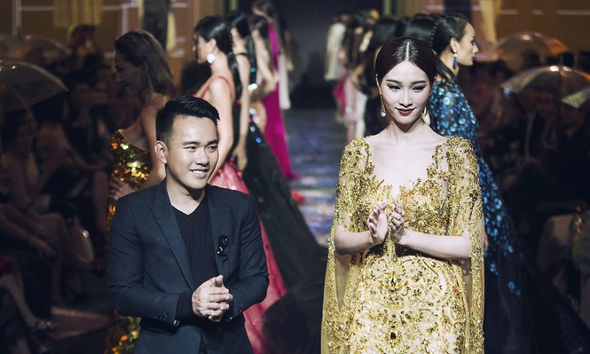 Hoa hậu Thu Thảo làm vedette lộng lẫy dưới trời mưa - ảnh 9