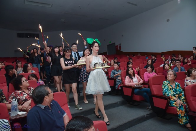 Á hậu Trịnh Kim Chi hoá 'thảm hoạ thời trang' trong vở kịch mới - ảnh 8