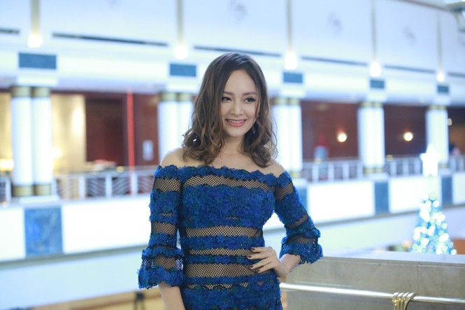 Lan Phương mặc nửa kín, nửa hở dự họp báo - ảnh 1