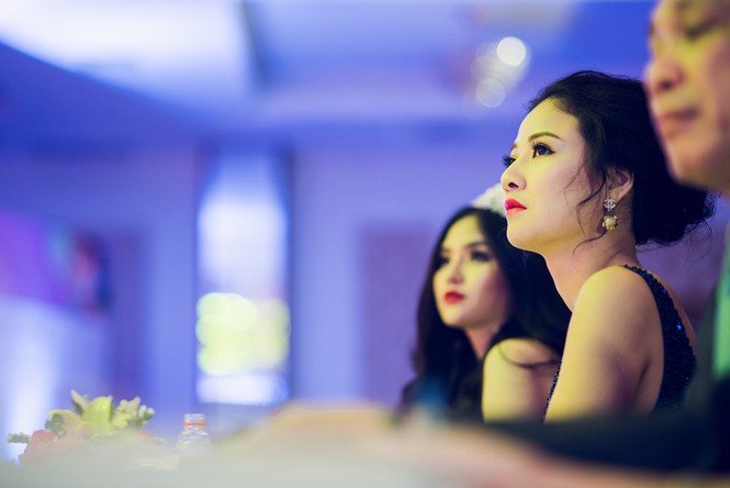 Trần Thị Quỳnh lưng trần táo bạo làm giám khảo - ảnh 7