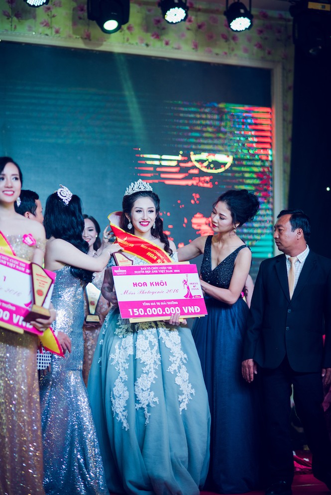 Trần Thị Quỳnh lưng trần táo bạo làm giám khảo - ảnh 9