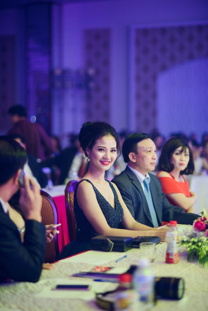 Trần Thị Quỳnh lưng trần táo bạo làm giám khảo - ảnh 6