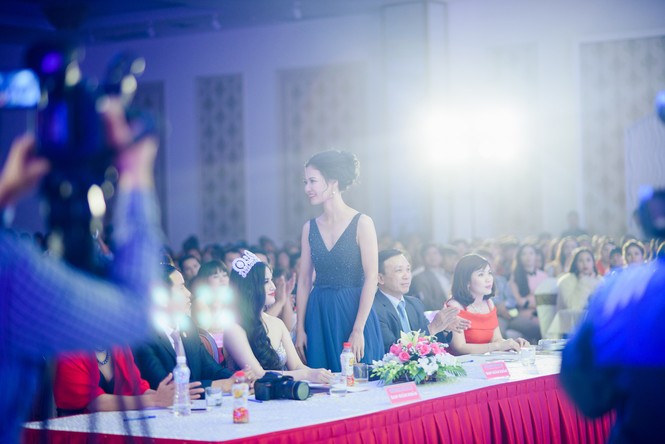 Trần Thị Quỳnh lưng trần táo bạo làm giám khảo - ảnh 8