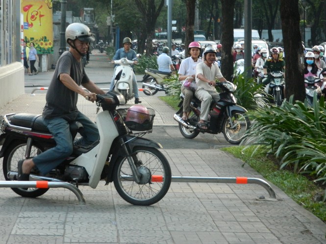 Lắp barie 'ngăn xe máy' trên vỉa hè ở TPHCM gây tranh cãi - ảnh 1