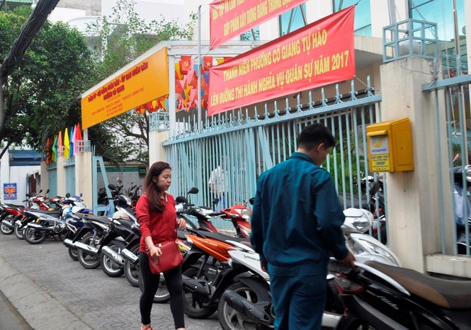 Xe công vô tư đỗ dừng trên vỉa hè Sài Gòn - ảnh 7