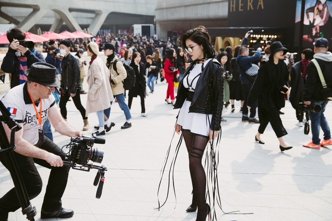 Hotgirl Milan Phạm được các tay máy săn đón ở Seoul Fashion Week - ảnh 4