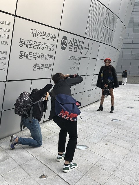 Hotgirl Milan Phạm được các tay máy săn đón ở Seoul Fashion Week - ảnh 9