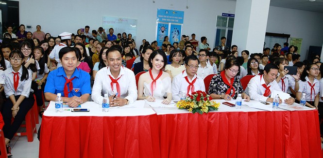 Hoa khôi Huỳnh Thúy Vi duyên dáng chấm thi “Nét đẹp Đội viên” - ảnh 3