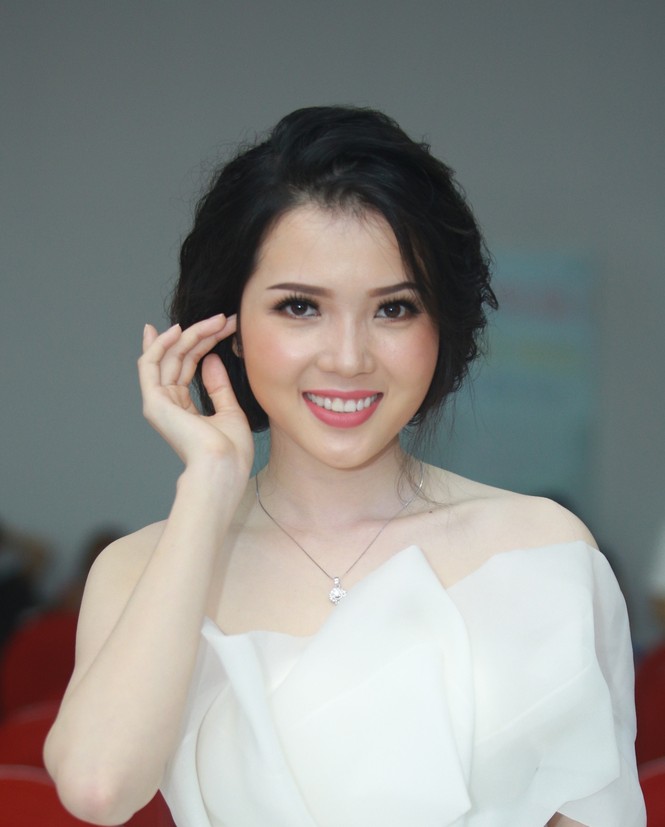 Hoa khôi Huỳnh Thúy Vi duyên dáng chấm thi “Nét đẹp Đội viên” - ảnh 1