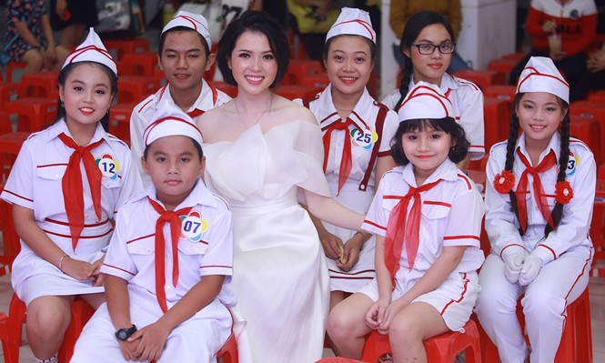 Hoa khôi Huỳnh Thúy Vi duyên dáng chấm thi “Nét đẹp Đội viên” - ảnh 7