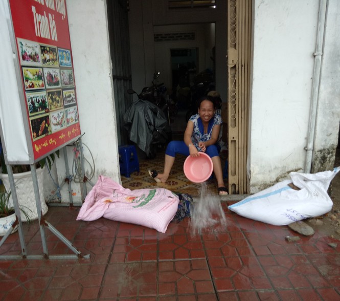 Đường phố Cần Thơ thành 'sông' sau cơn mưa trút nước - ảnh 5