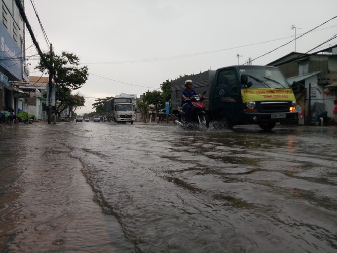 Đường phố Cần Thơ thành 'sông' sau cơn mưa trút nước - ảnh 7