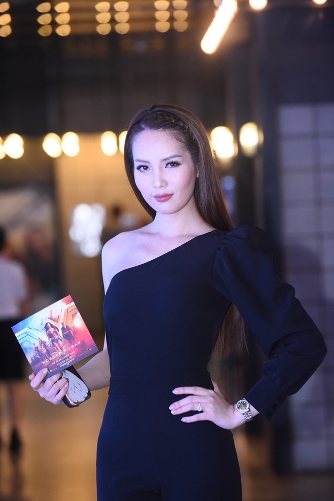 Á hậu Thuỵ Vân diện cá tính, cầm khiên chụp ảnh - ảnh 3