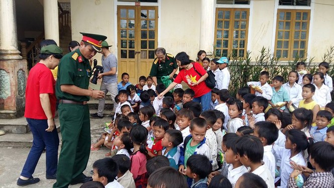 Tặng quần áo và tủ sách cho học sinh tiểu học ở Nghệ An - ảnh 1